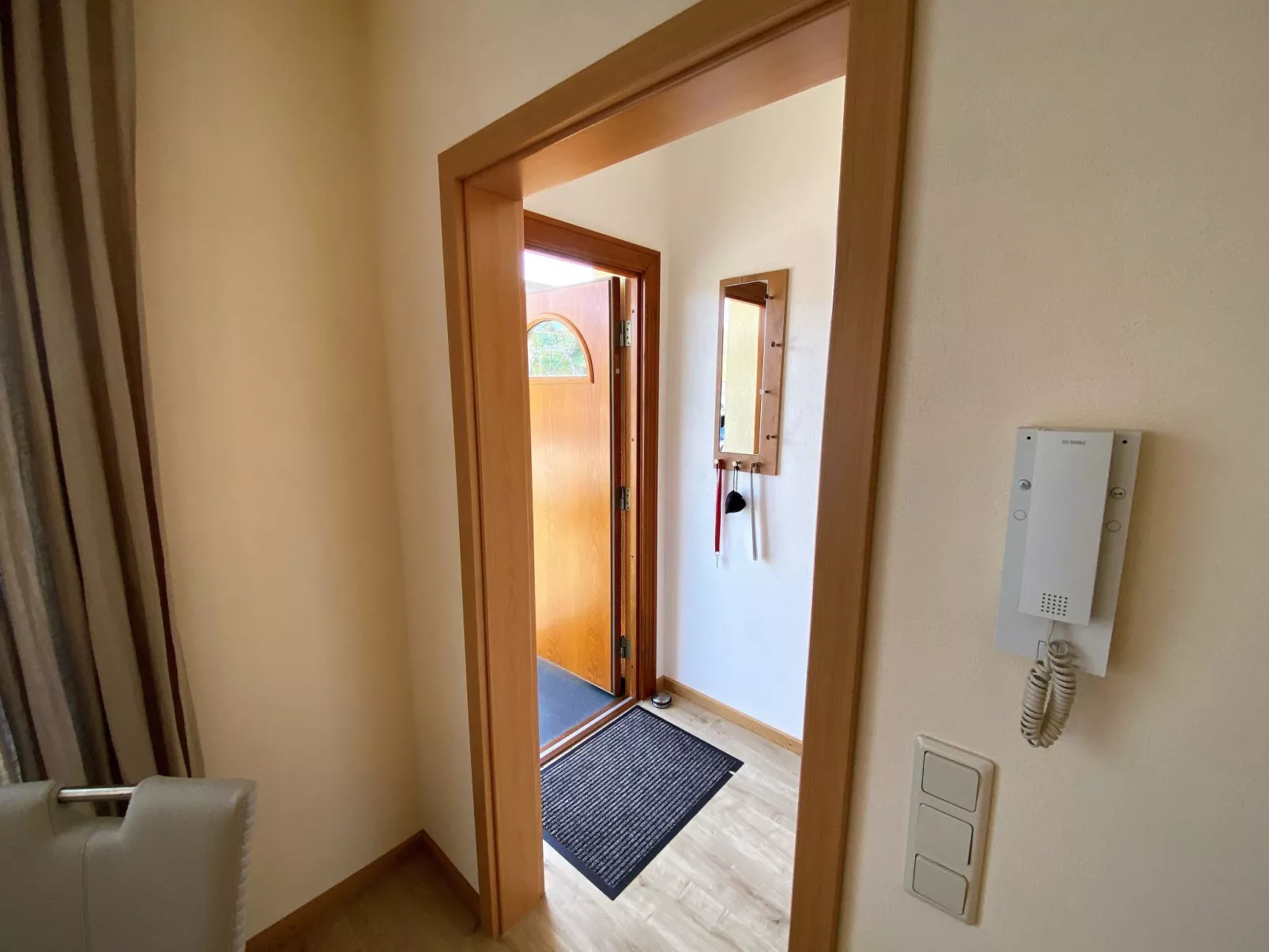 Mit Parkplatz und Terrasse-Binnen