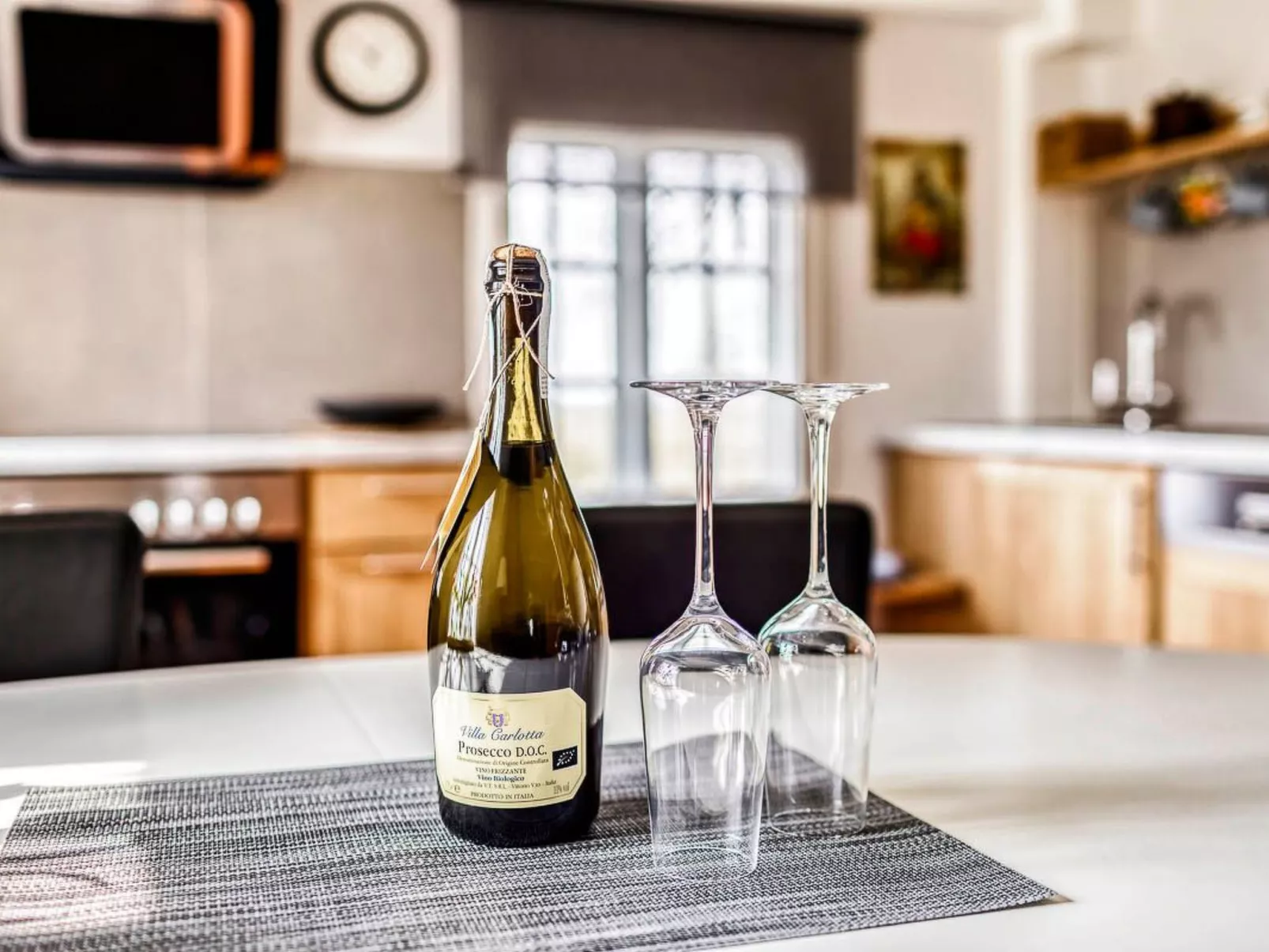 Reetdachhaus inmitten von Wiesen und Feldern-Binnen