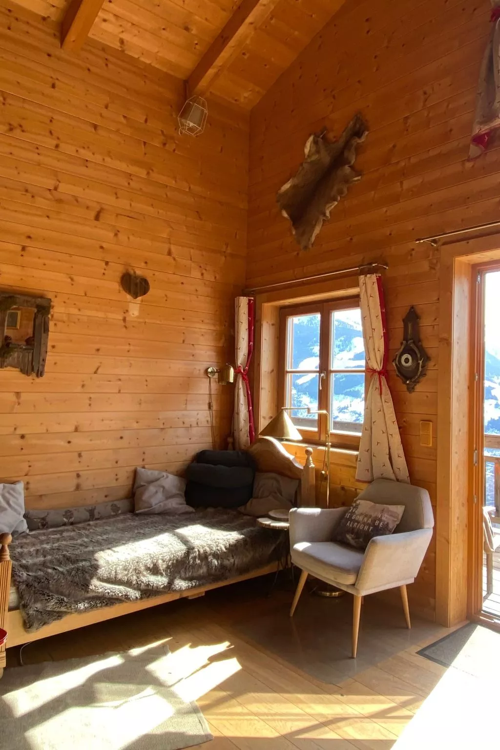 Berghütte mit Blick auf die Berge-Binnen