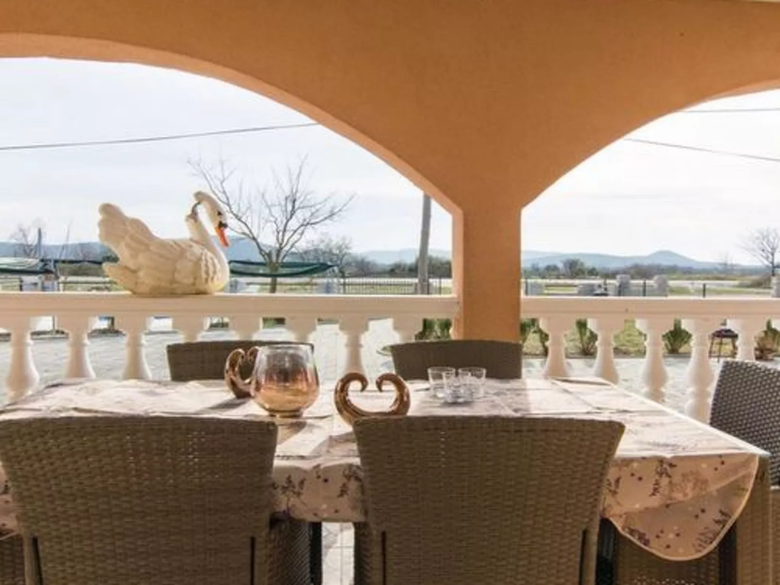 Laura mit Pool-Buiten