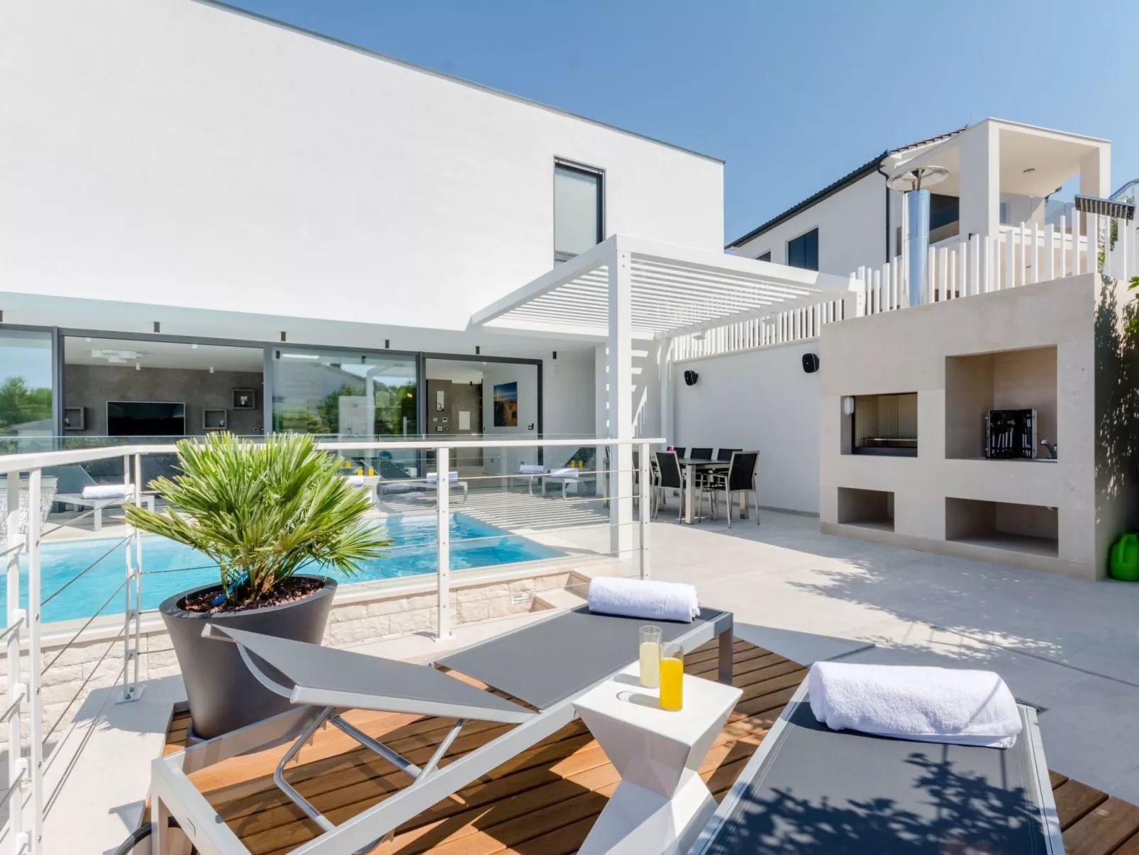 Tolles Ferienhaus in Sutivan mit Privatem Pool-Buiten