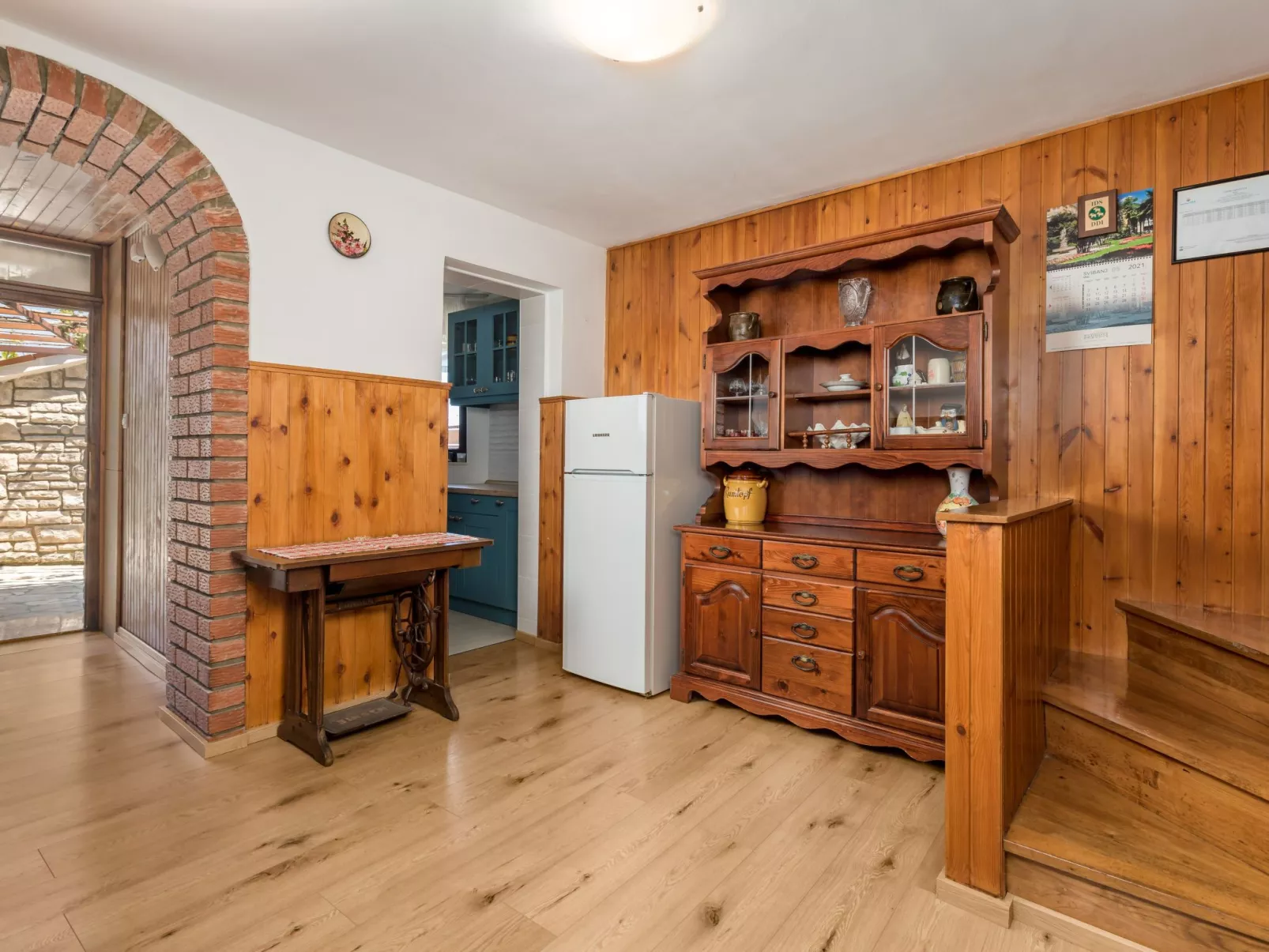 Mit großem Garten und Pool-Binnen