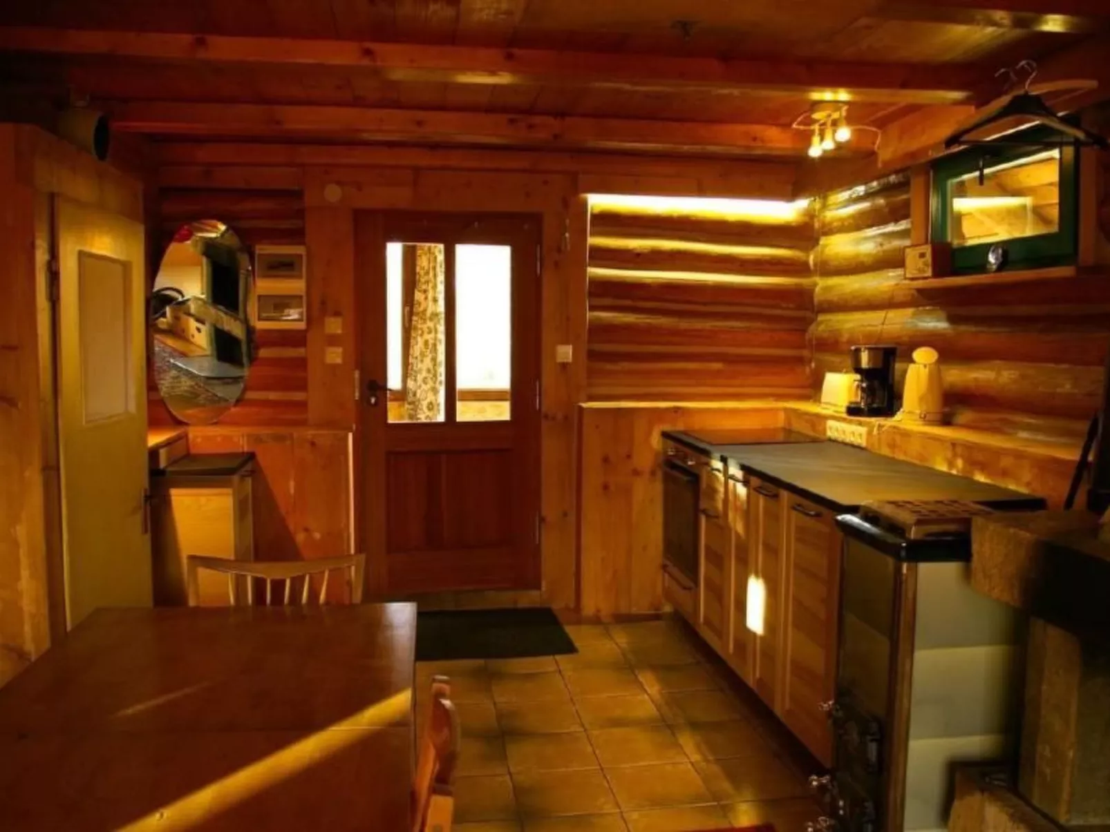 Blockhaus in Gajówka mit Kaminofen-Binnen