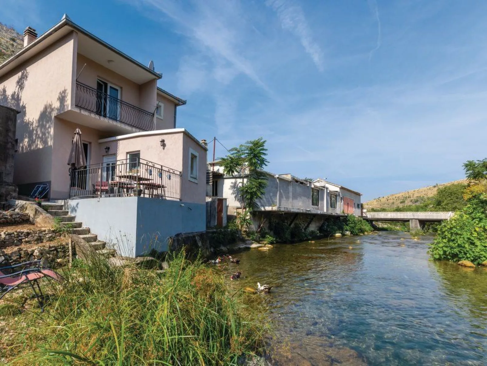 Žrnovnica, Entspannung am Flussufer-Buiten