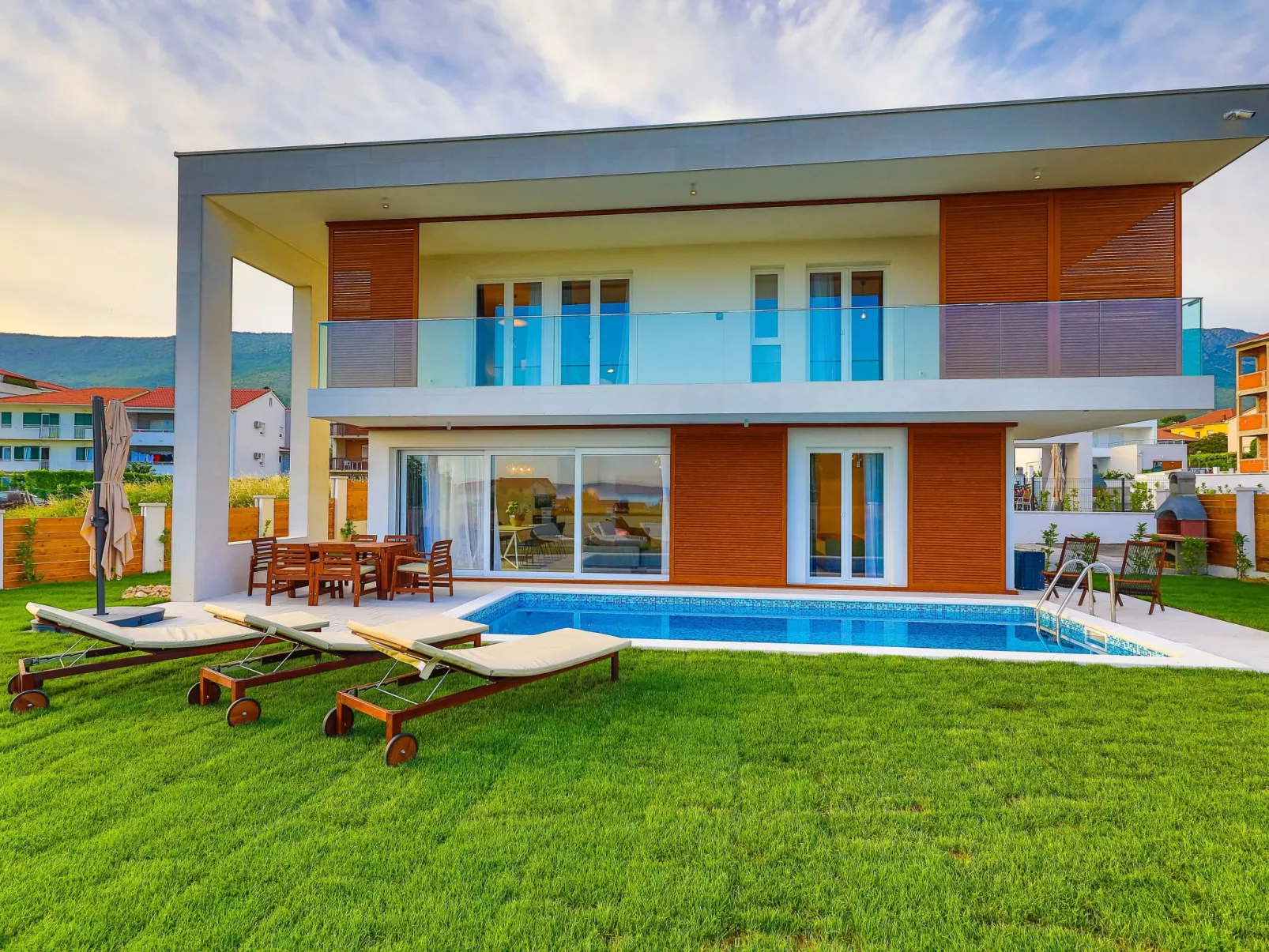 Modern eingerichtete Villa Ingrid mit beheiztem Pool - Buiten