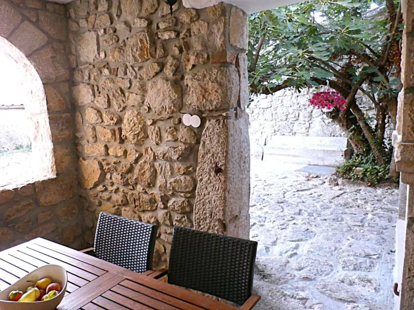 Geräumige Villa mit drei Schlafzimmern und einem ruhigen Garten-Buiten