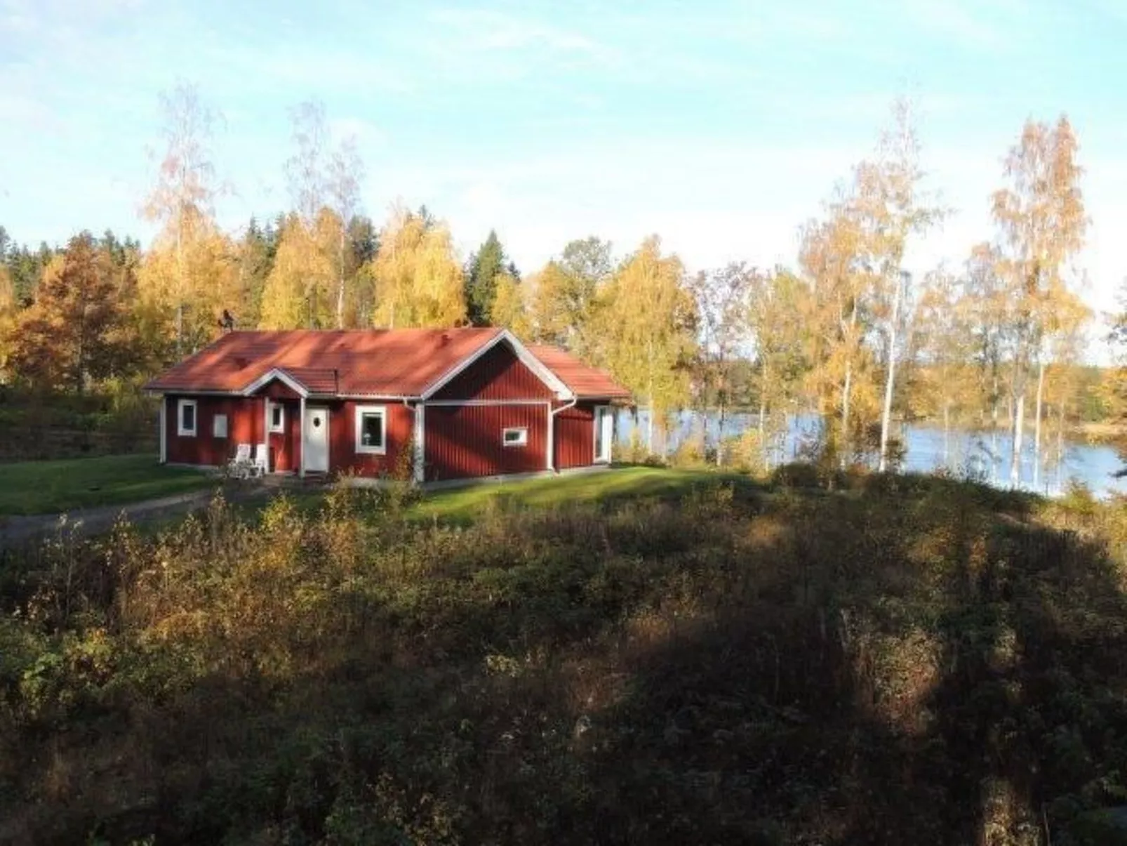 Modernes Haus mit hellem Dekor, mit Blick auf den See-Buiten