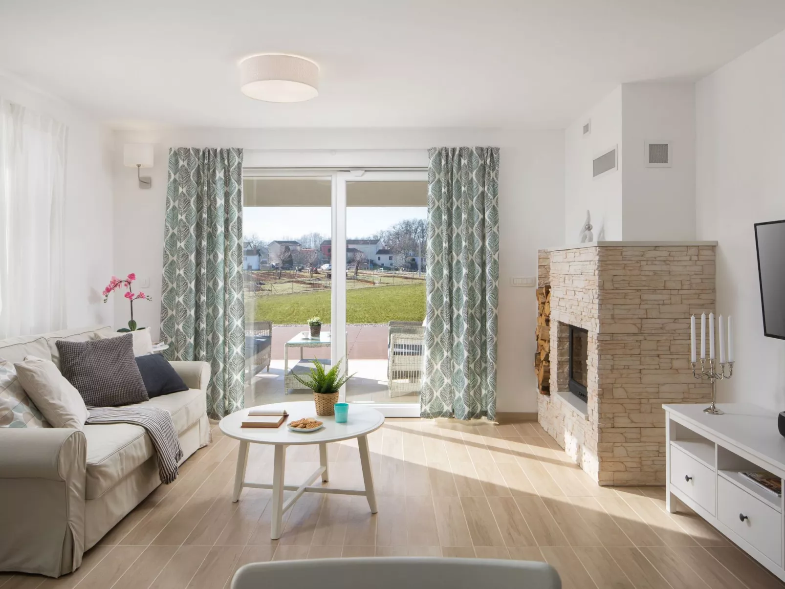 Charmante Villa mit gepflegtem Garten und beheiztem Pool-Binnen