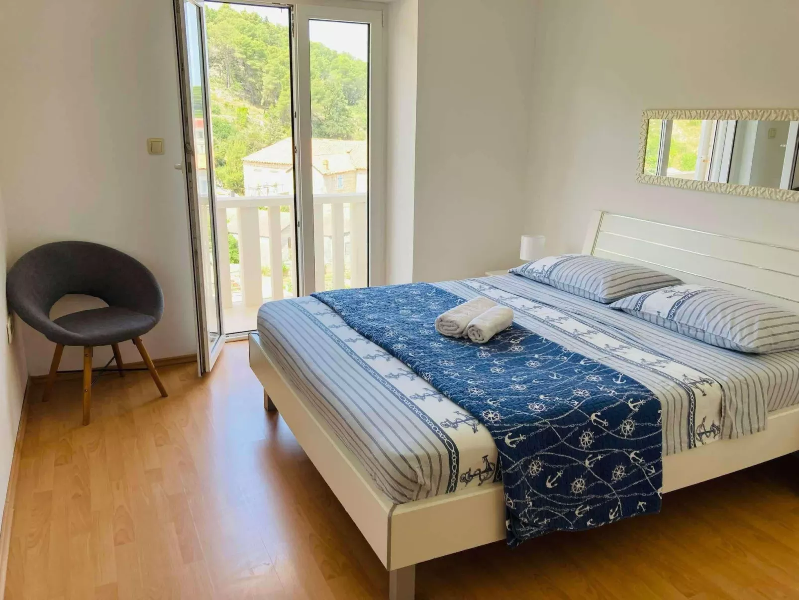 In Povlja mit gemeinschaftlichem Parkplatz-Binnen