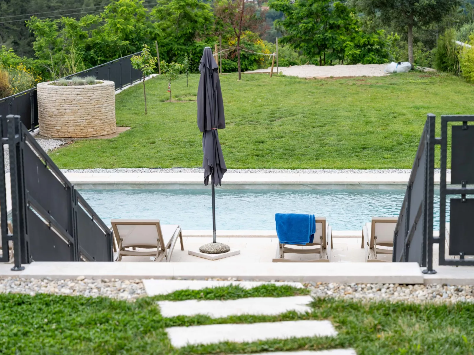 Villa Violette mit Pool nahe Stadtzentrum-Buiten