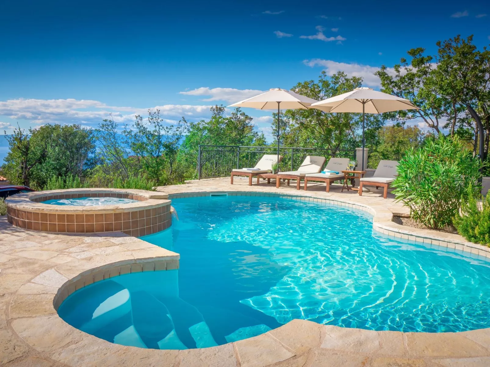 Ferienvilla mit Blick auf das Wasser-Buiten
