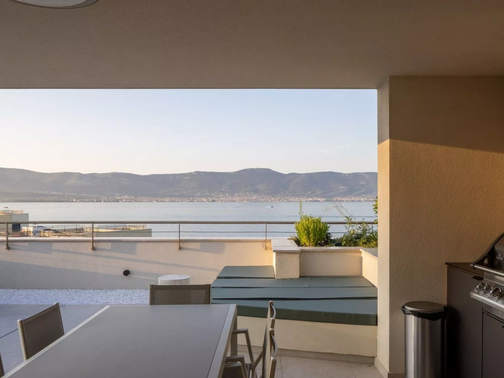 Luxuriöse Villa Aqua-Buiten