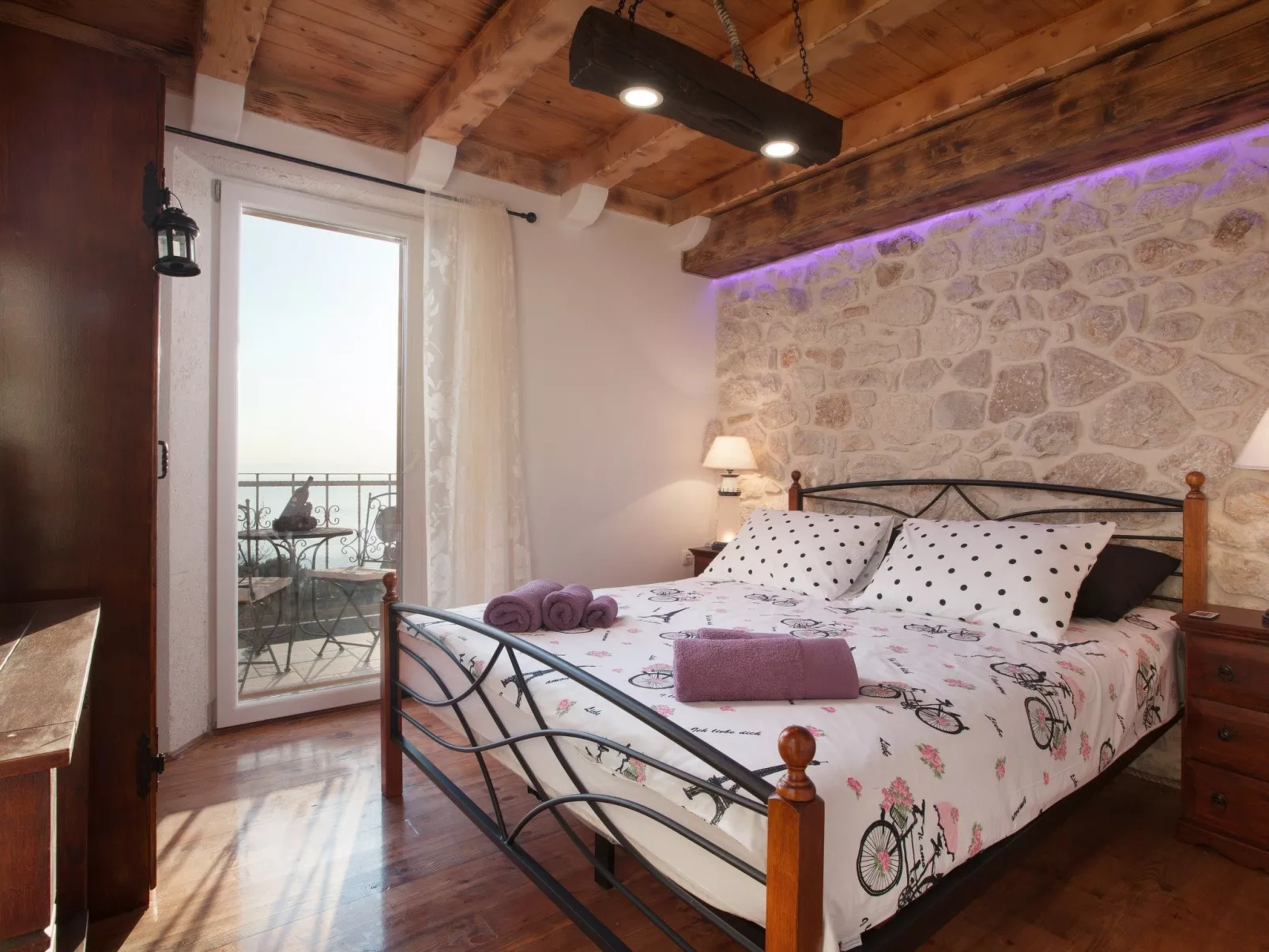 Charmantes Steinhaus mit Pool und Meerblick-Binnen