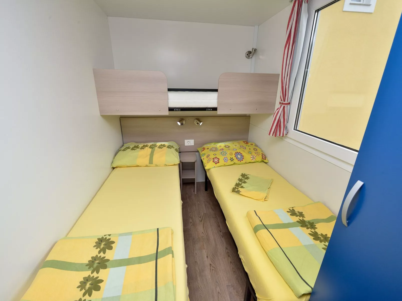 Mobilheim mit Blick auf das Wasser-Image-tags.info