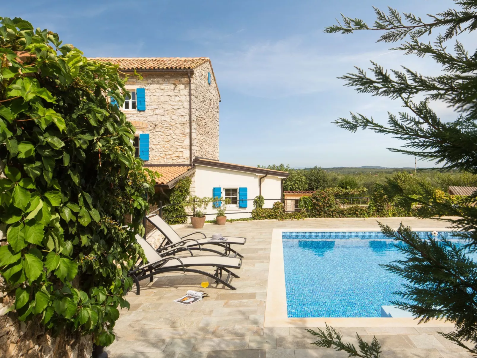 Villa Flavia Traditionelles Steinhaus mit Pool-Buiten