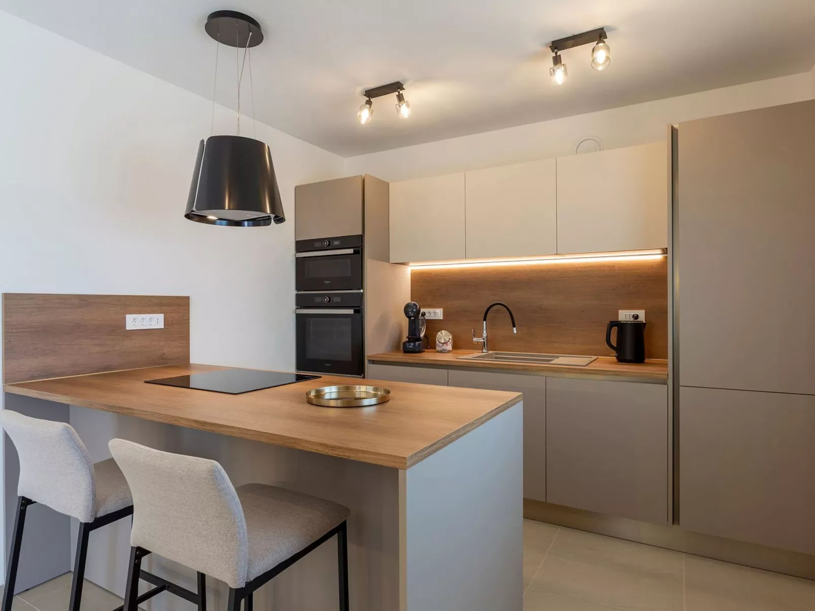 "Luxuriöse App. mit Pool"-Binnen