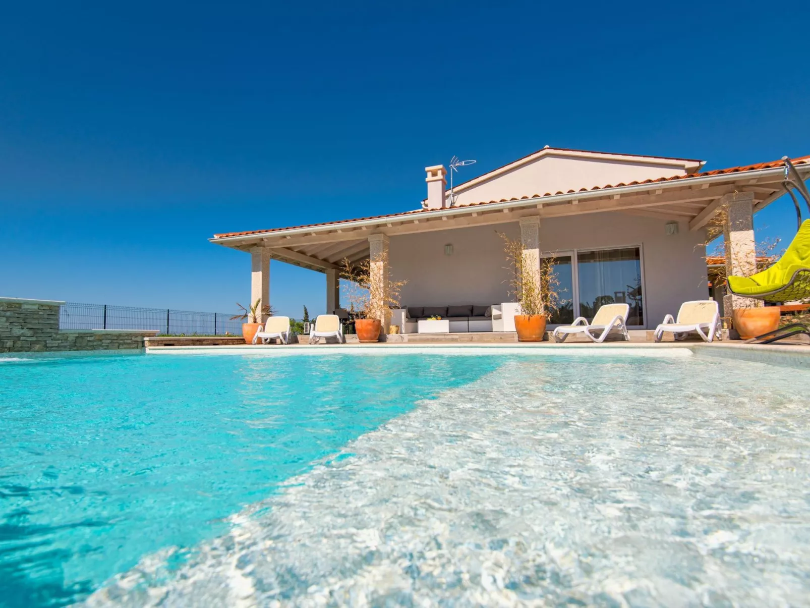 Elegante und komfortable Villa mit Salzwasserpool, Whirlpool und Sauna, umgeben-Image-tags.info