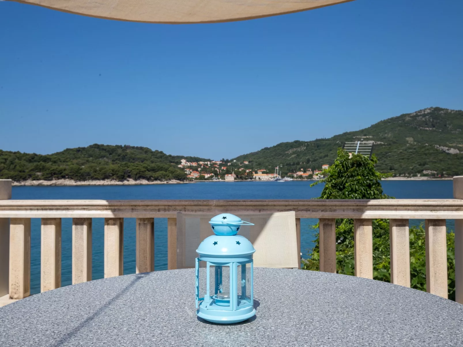 Großes Ferienhaus mit Terrasse und Garten-Buiten