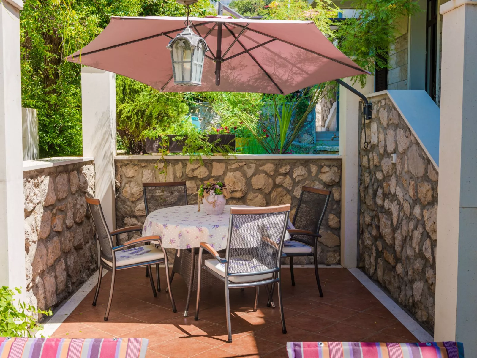 Ivona mit Terrasse und Außendusche-Buiten