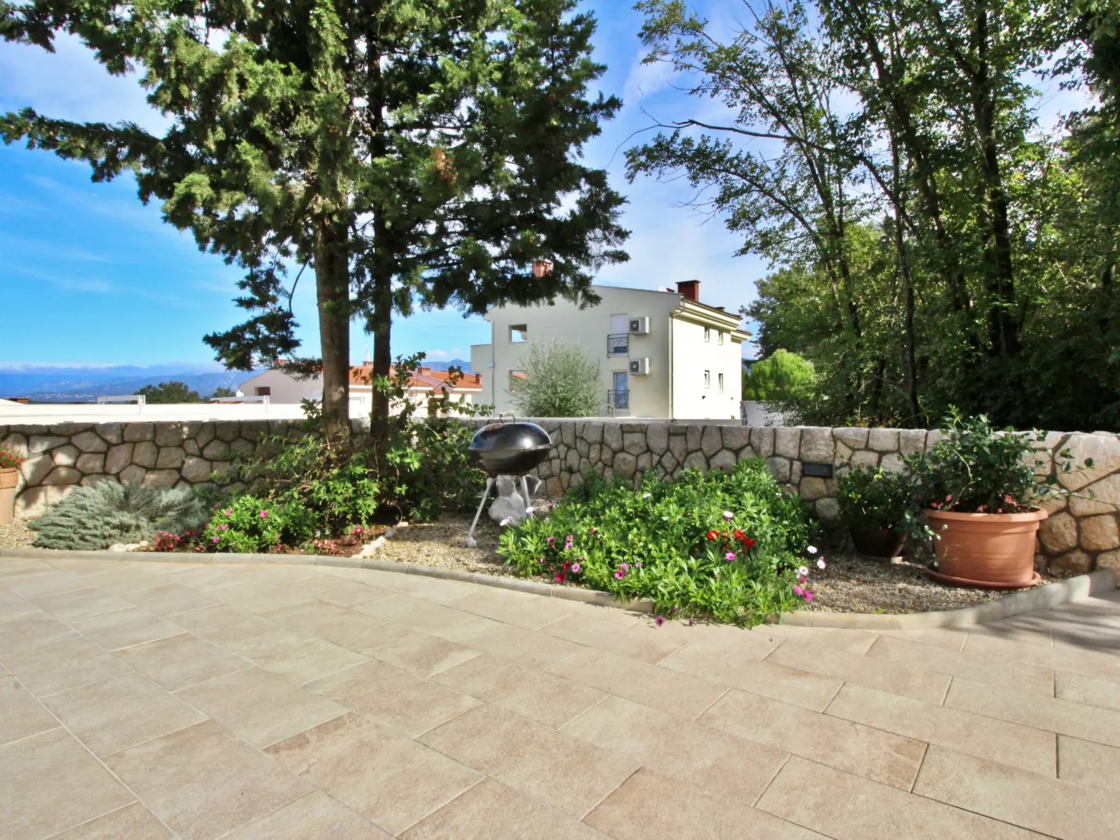 Apartment Ivanka-Buiten