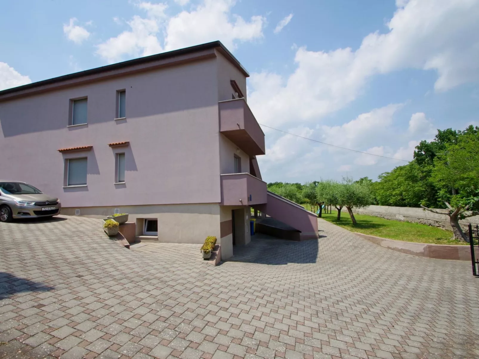 In Rakalj mit privatem Parkplatz-Buiten