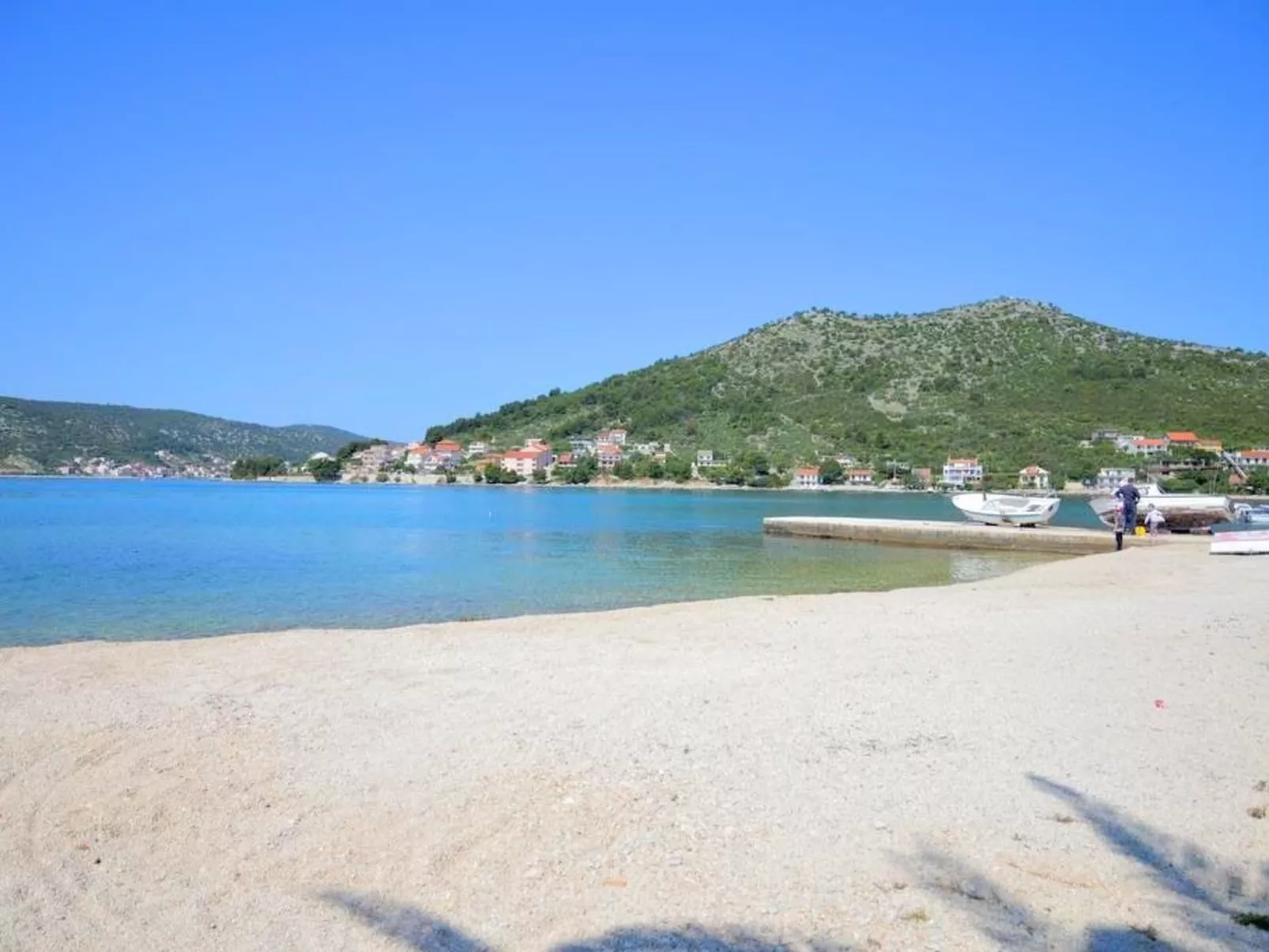 Schöne Wohnung in Poljica mit privatem Parkplatz-Buiten