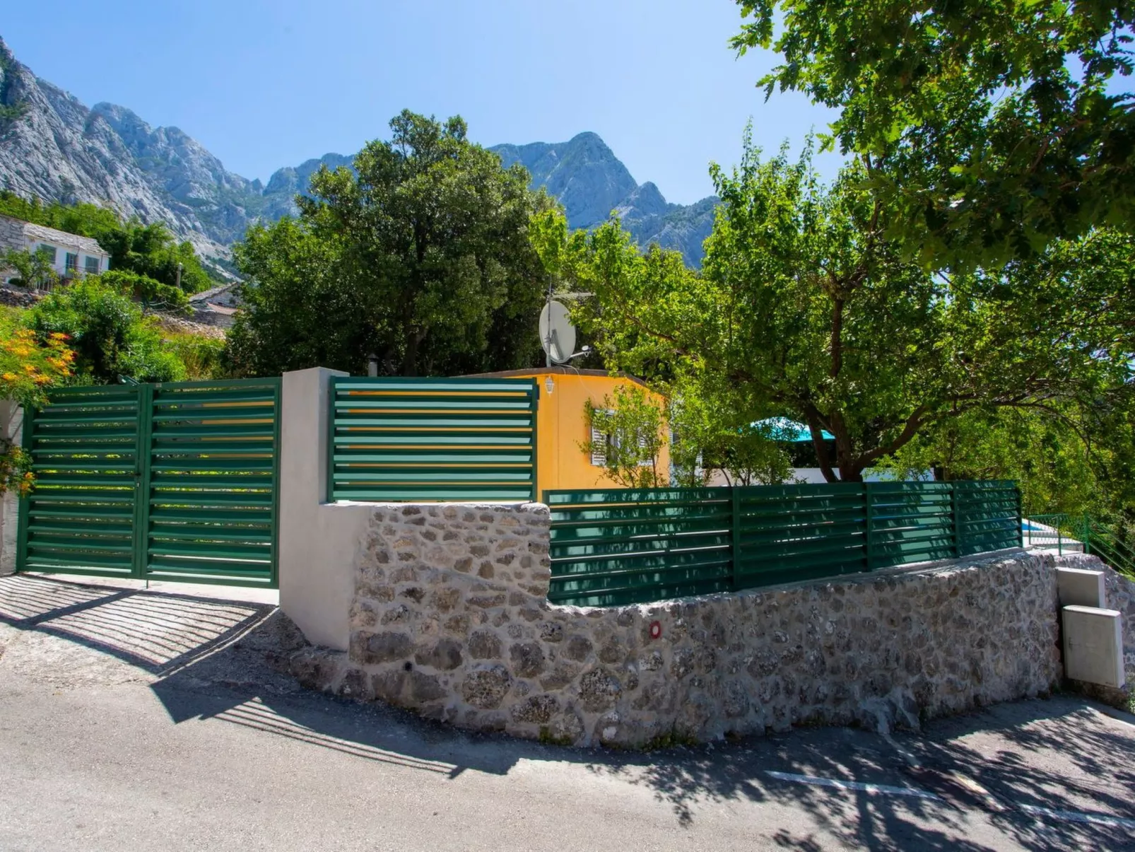 Günstiges Ferienhaus mit Pool und Meerblick-Buiten