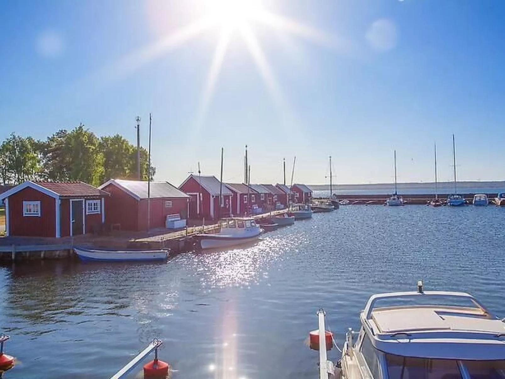 Holzhaus mit Terrasse, direkt an einer Bucht-Buiten