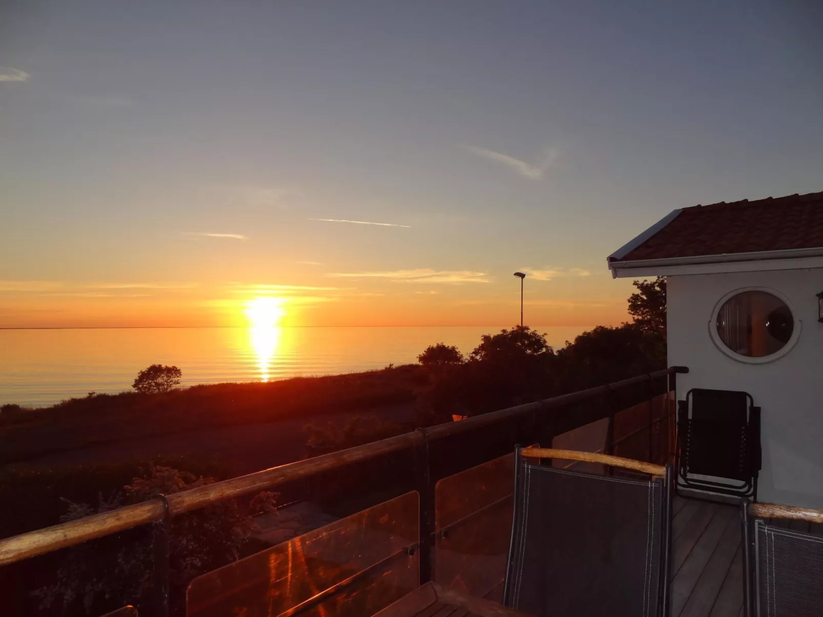 Freistehende Strandvilla mit großem Balkon-Buiten
