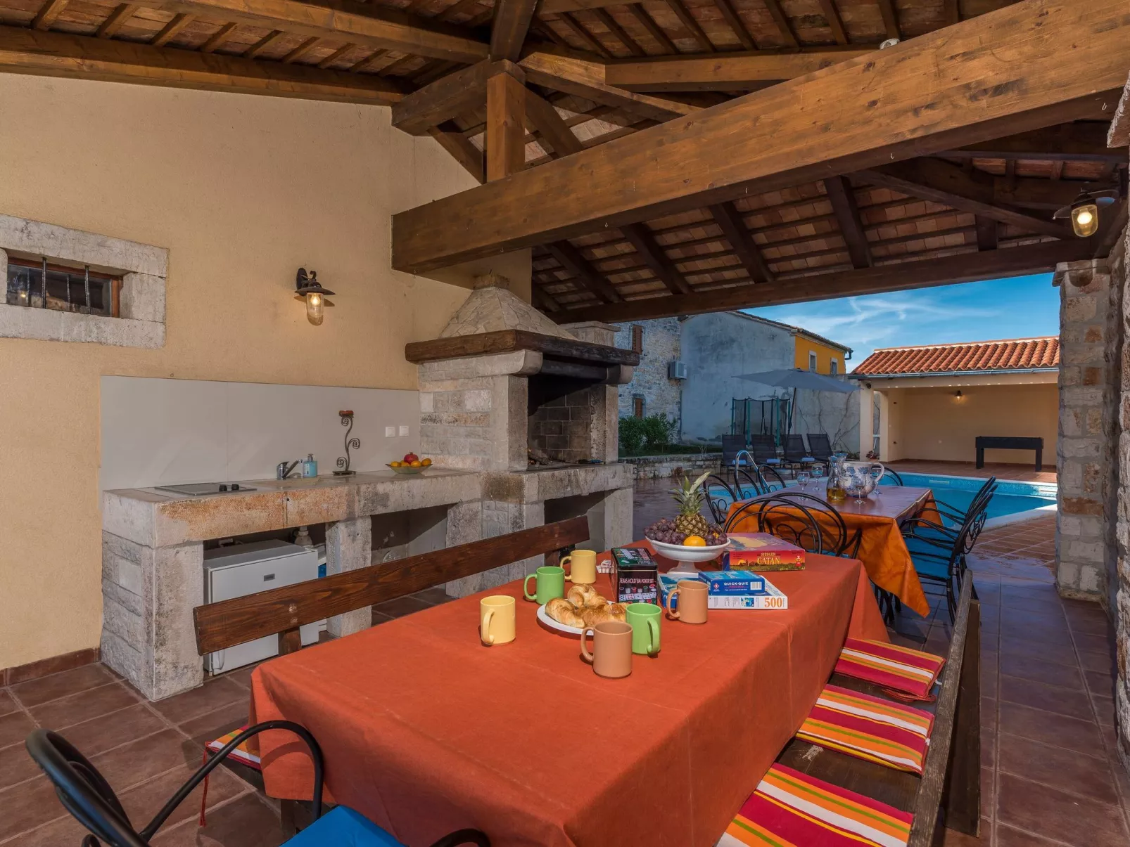 Gemütliches Ferienhaus in Peresiji mit Grill und Terrasse-Buiten