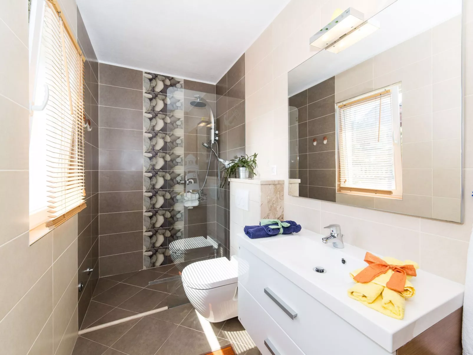 "MaLea" mit Blick auf das Wasser-Binnen