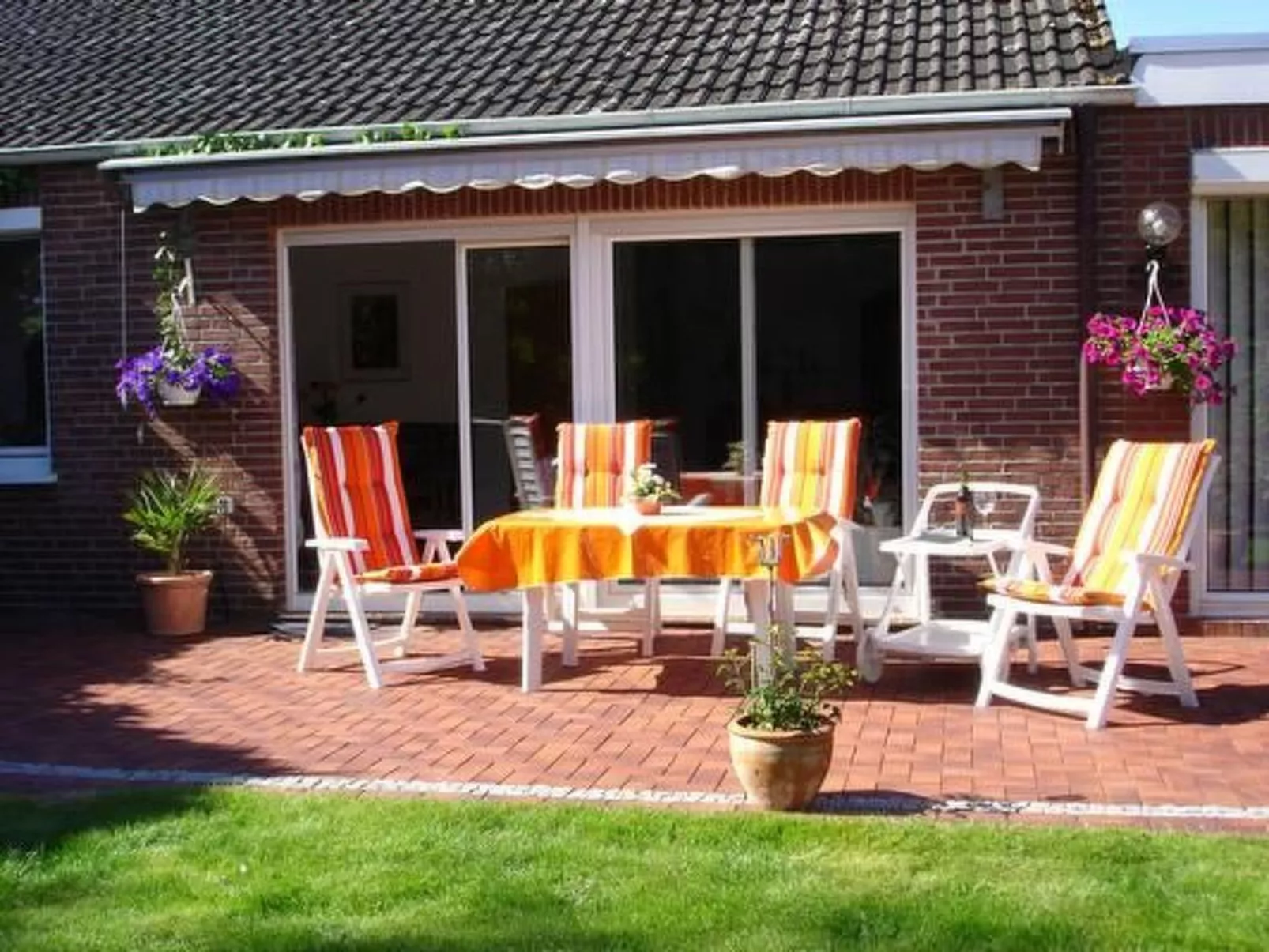 In Hage mit Garten, Terrasse und Grill