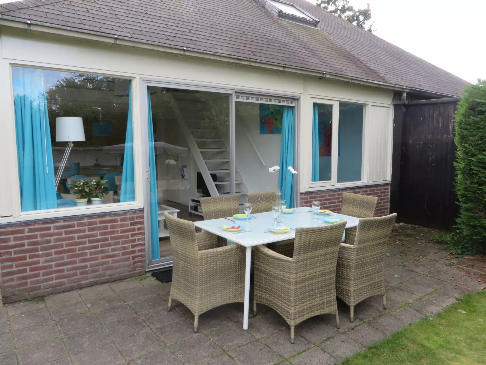 Gemütlicher Vier-Personen-Bungalow-Buiten