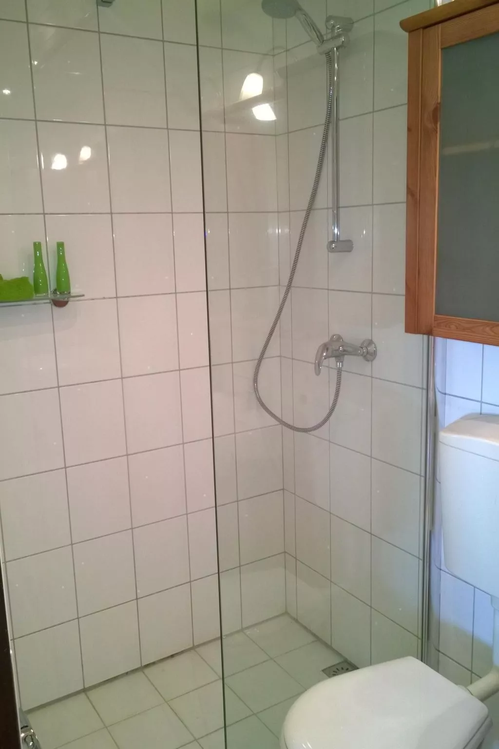 Gemütliches Vier-Personen-Bungalow mit Überdachung-Binnen