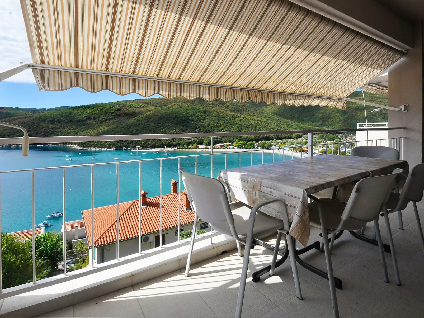 Drei-Zimmer-Wohnung in der Nähe des Meeres-Buiten