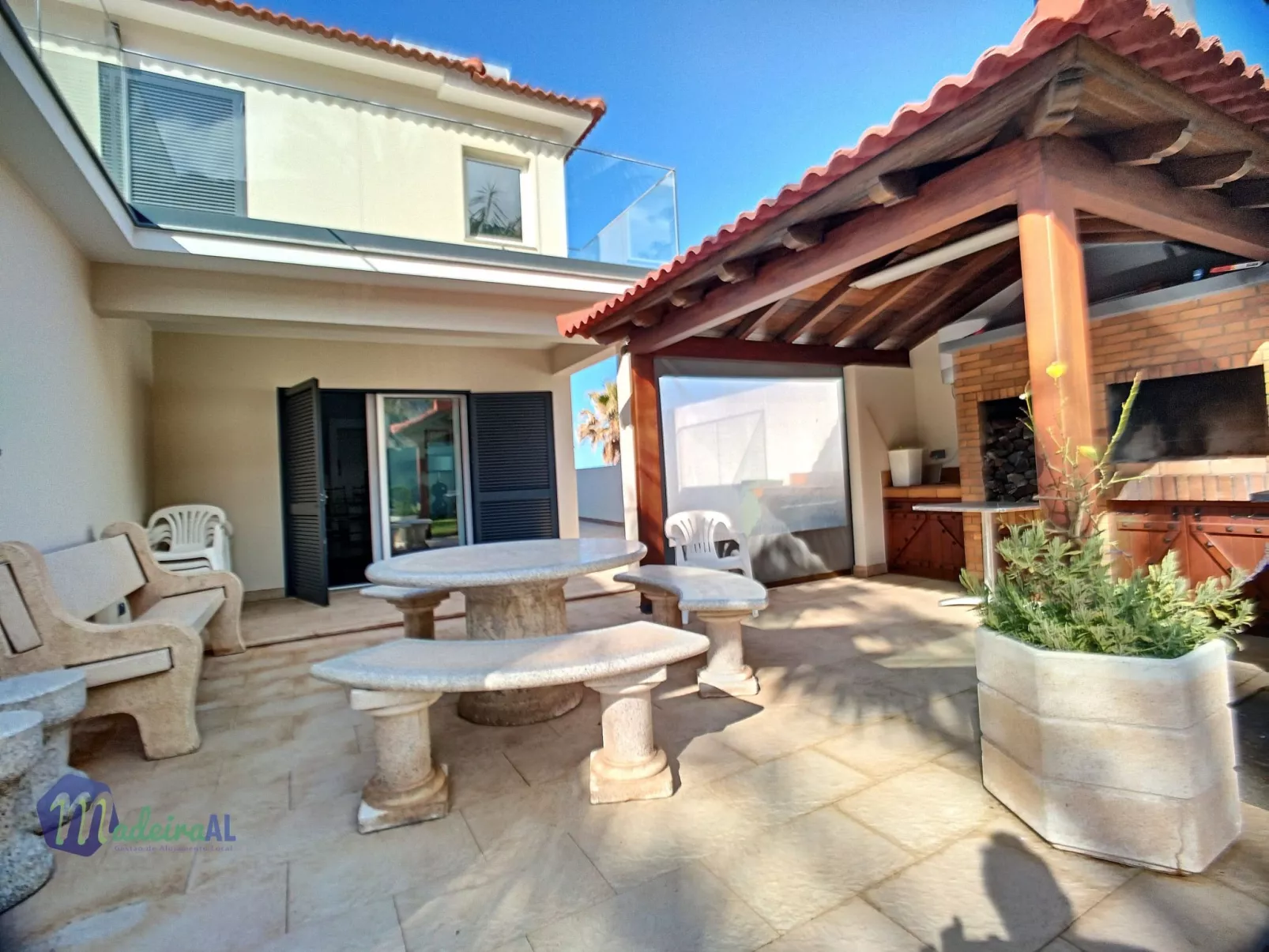 PEARLS BEACH VILLA-Buiten