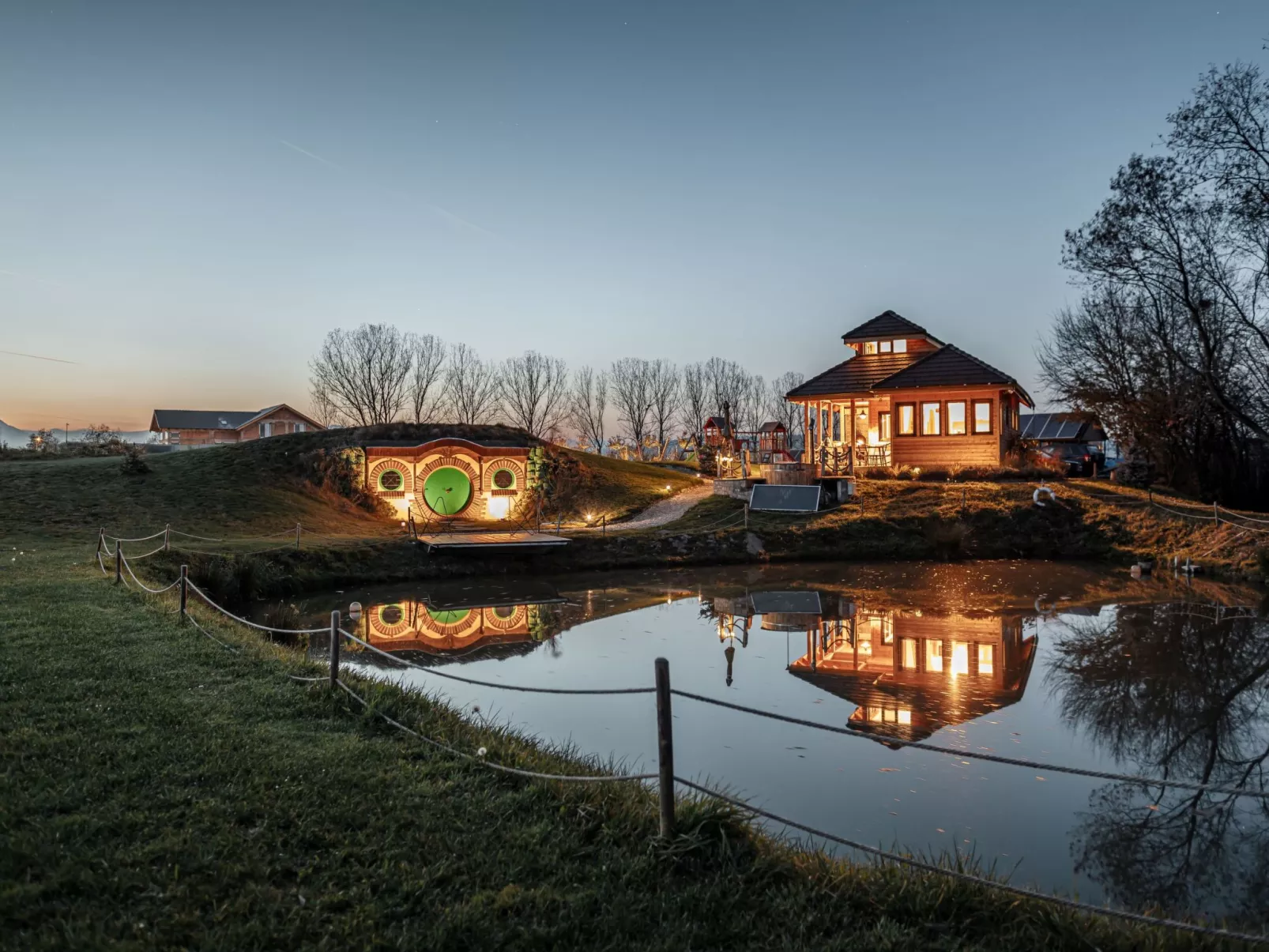 Kleines Haus mit Werkstatt-Buiten