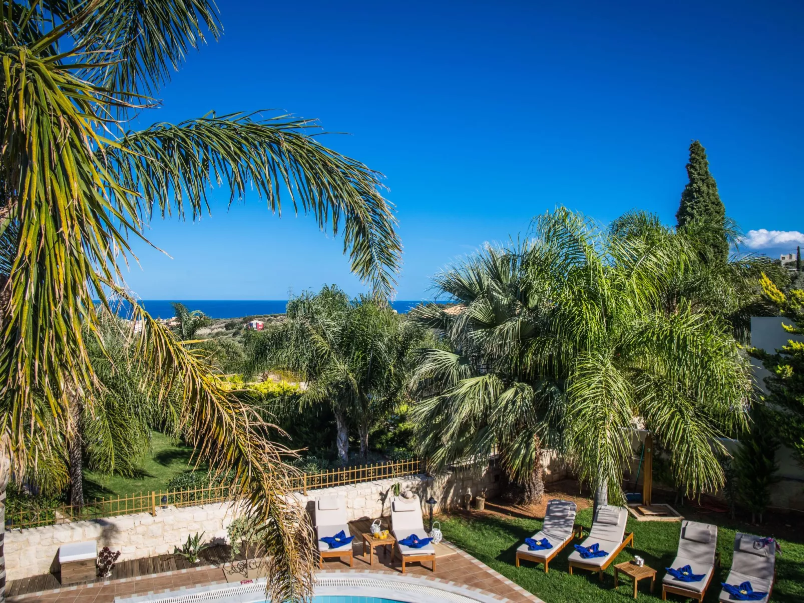 Ferienvilla mit Garten, Grill und Terrasse - Buiten