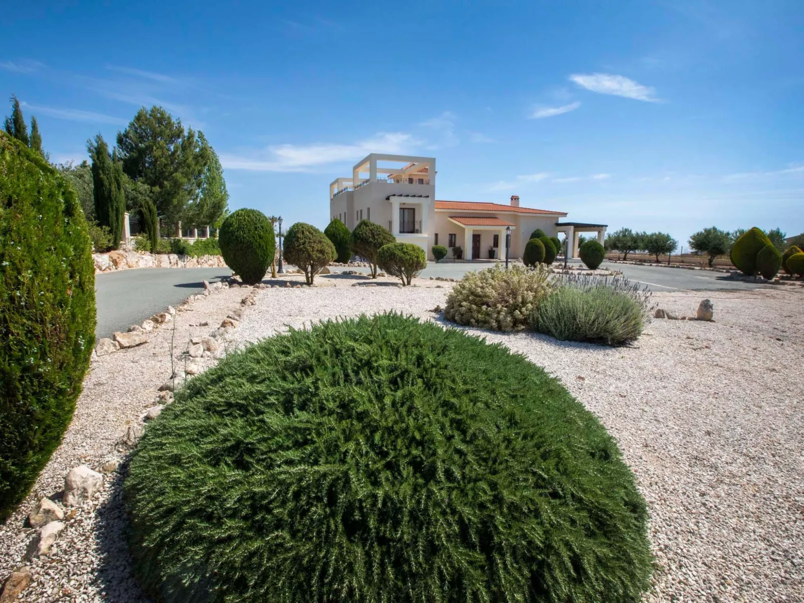 Villa mit Blick auf die Berge und Whirlpool-Buiten