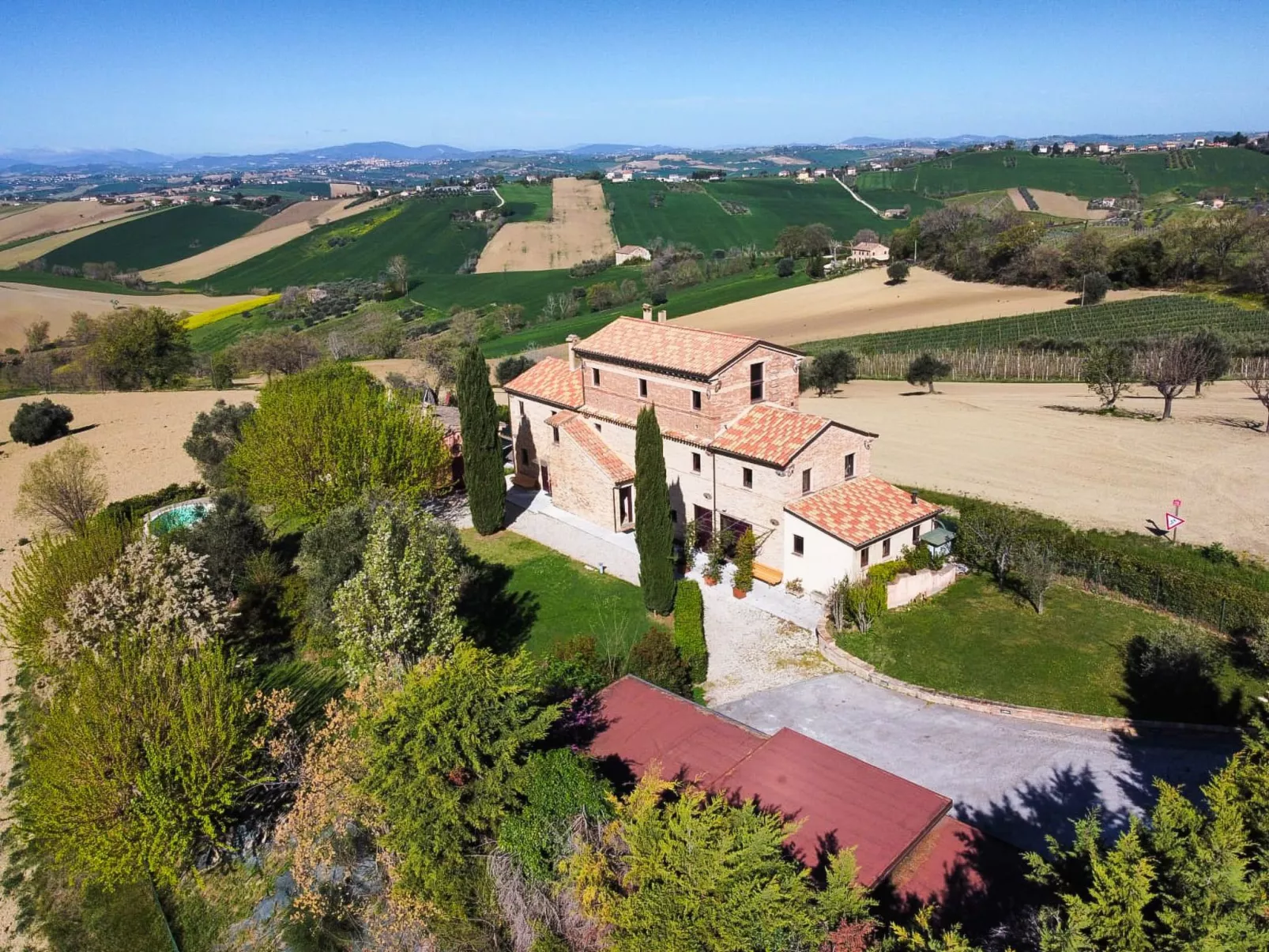 Villa Gelso mit Pool, Sauna und atemberaubender Aussicht-Buiten