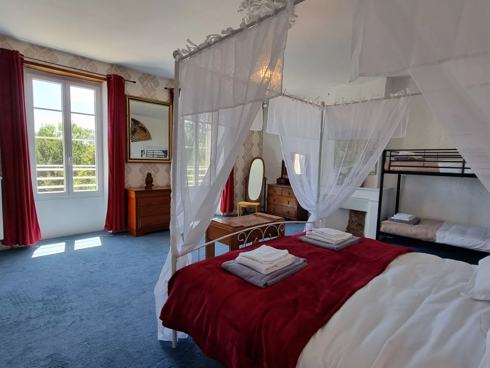 8-Zimmer-Schloss mit Pool und eigenem Park-Binnen