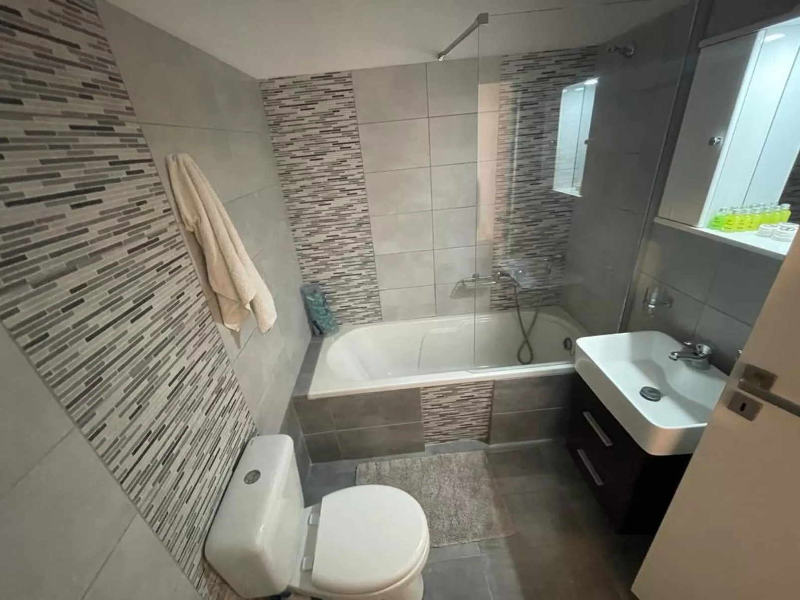 Charmantes Ferienhaus in Ia mit Privater Terrasse-Binnen