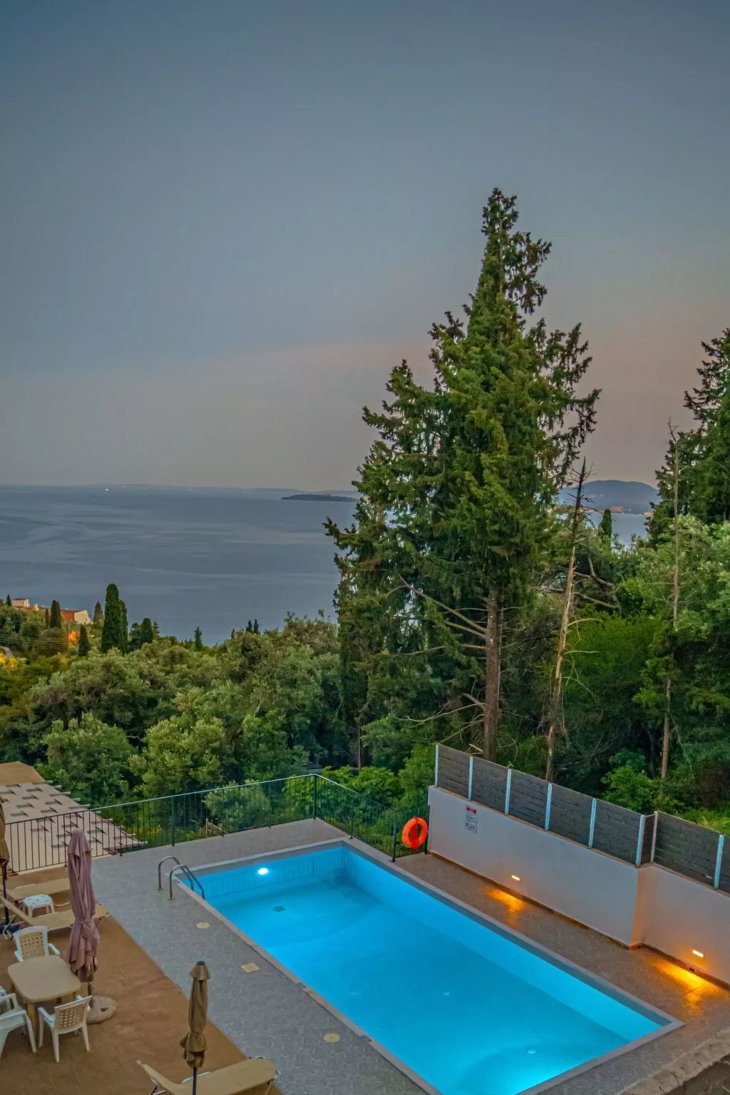 In Nisaki mit Pool-Image-tags.info