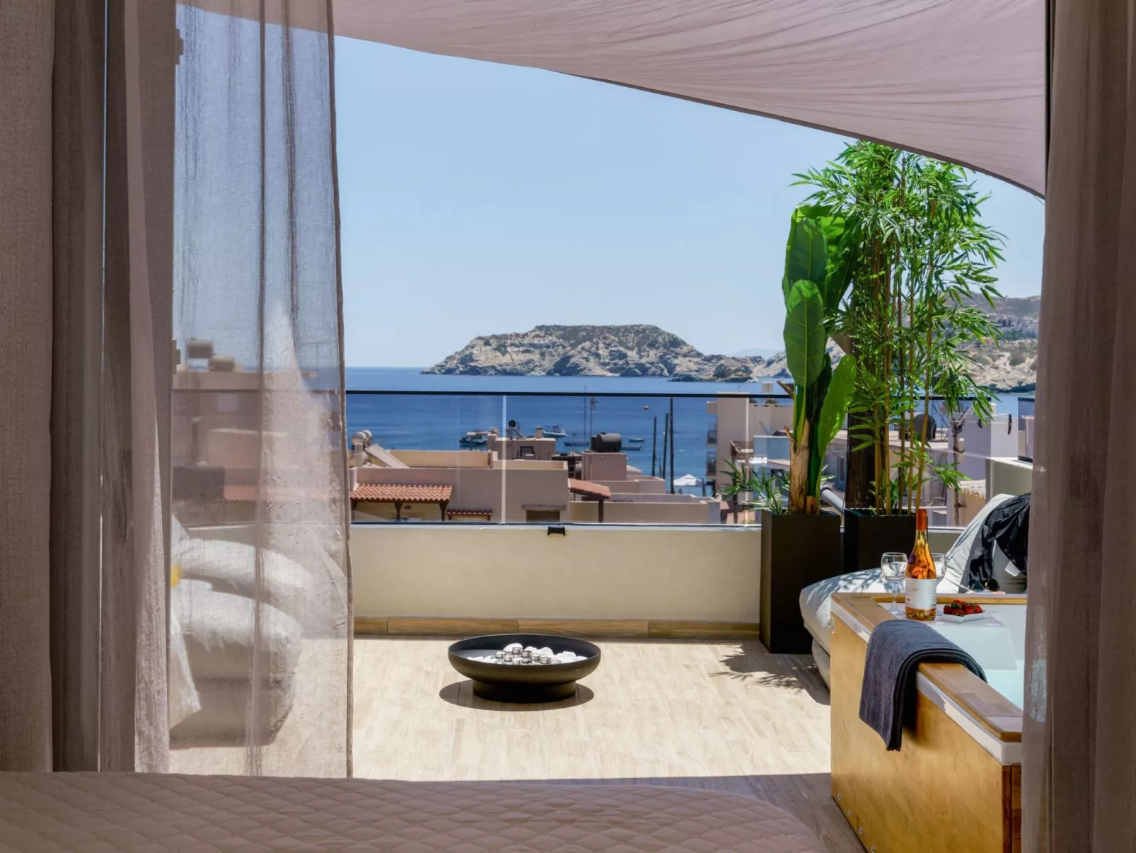 Neue Charavgi Suite mit Jacuzzi, 40m vom Strand entfernt