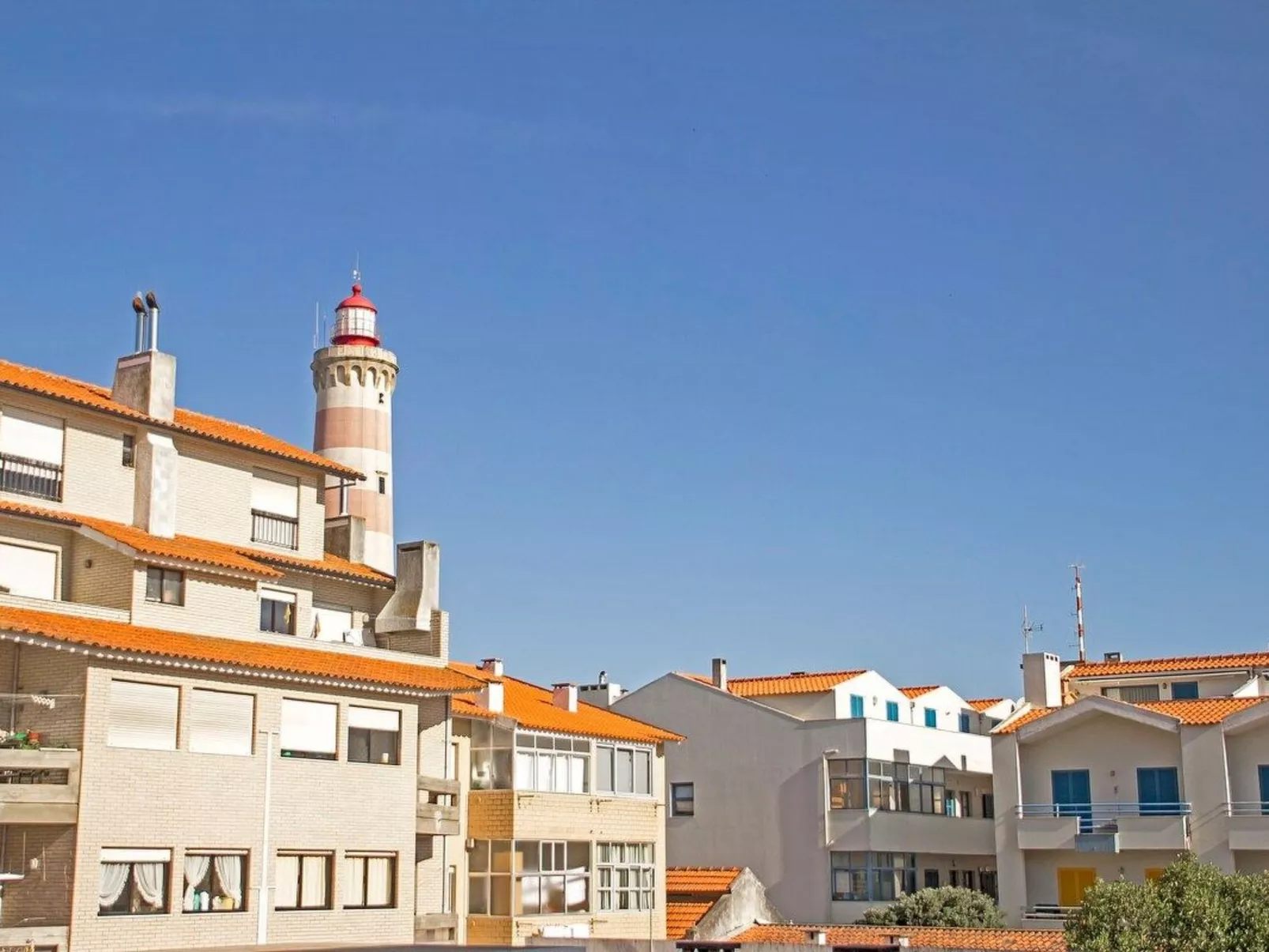 Haus der Scheinwerfer mit freier Garage-Buiten