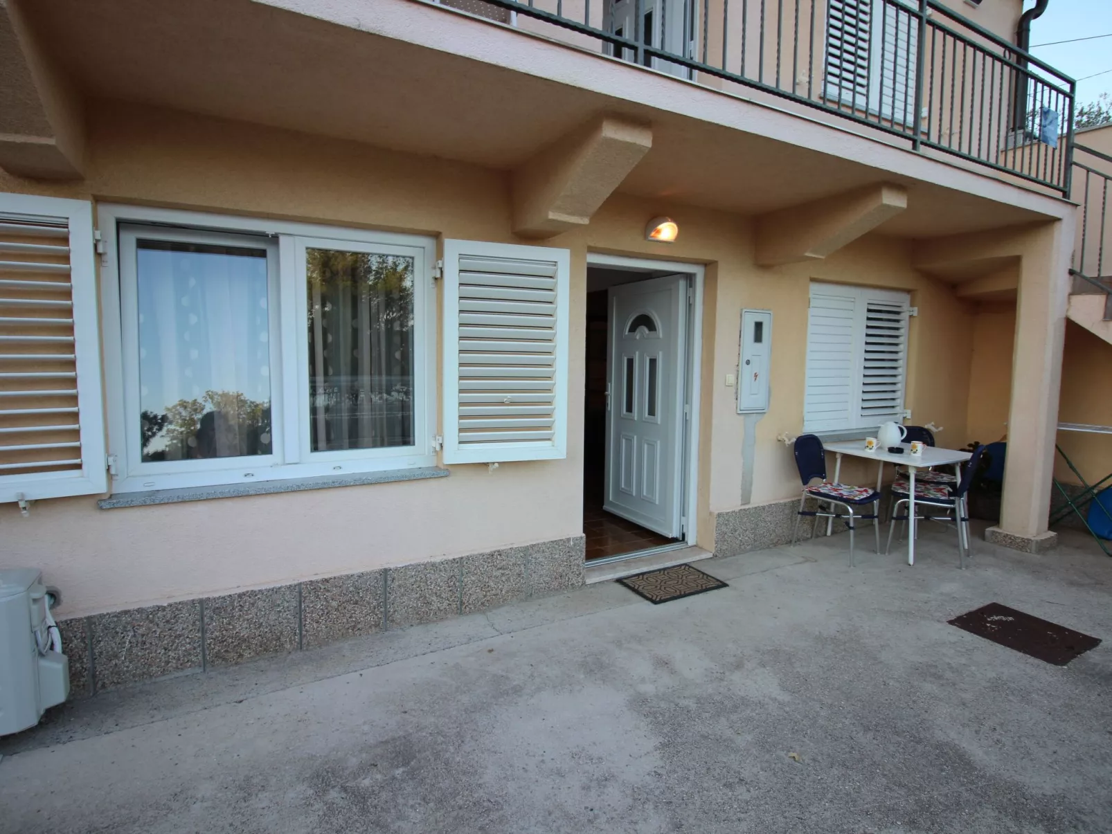 Am schönen Kieselstrand.-Buiten