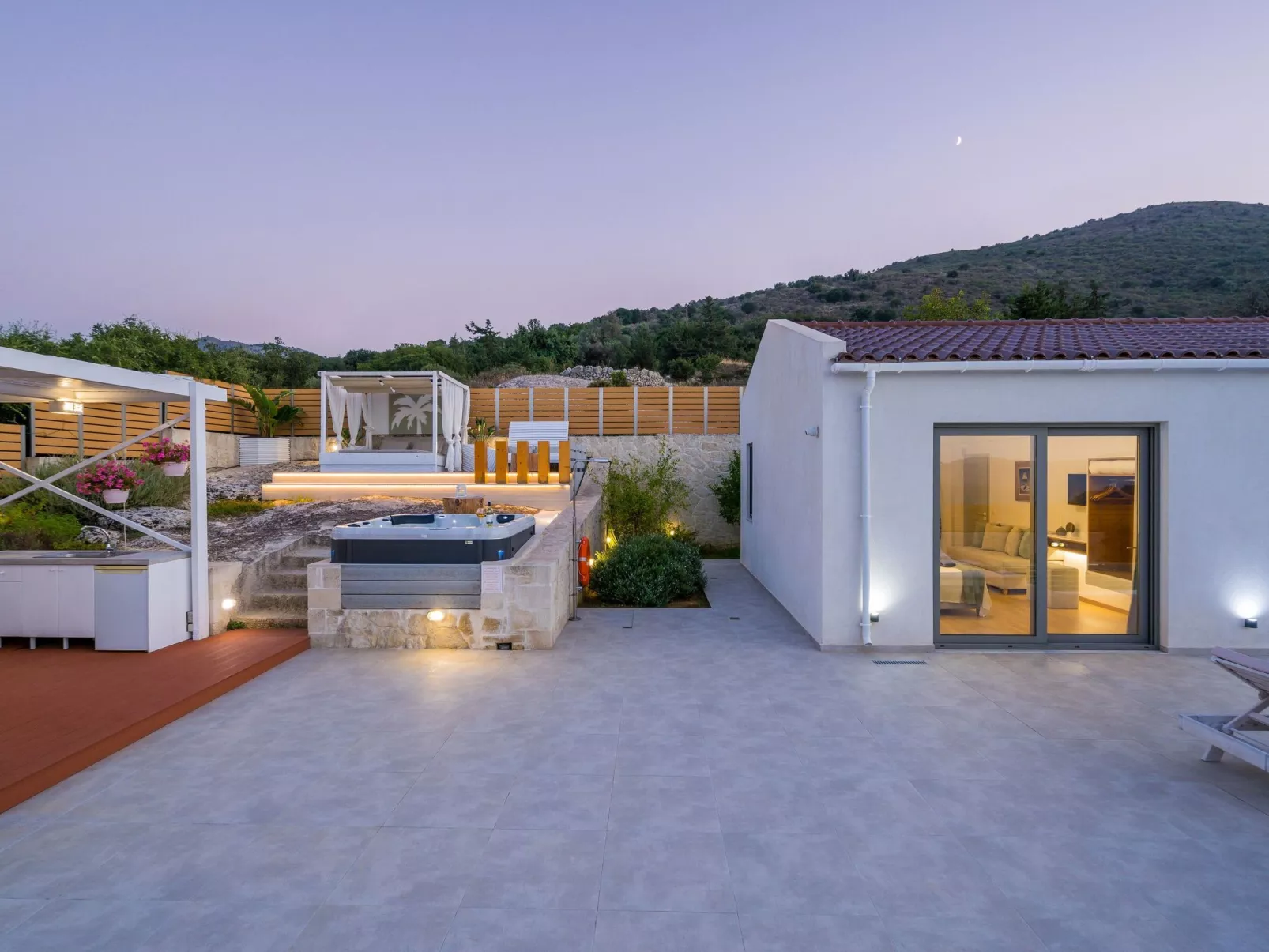 Villa White Harmony 6km vom Strand entfernt mit Pool-Buiten