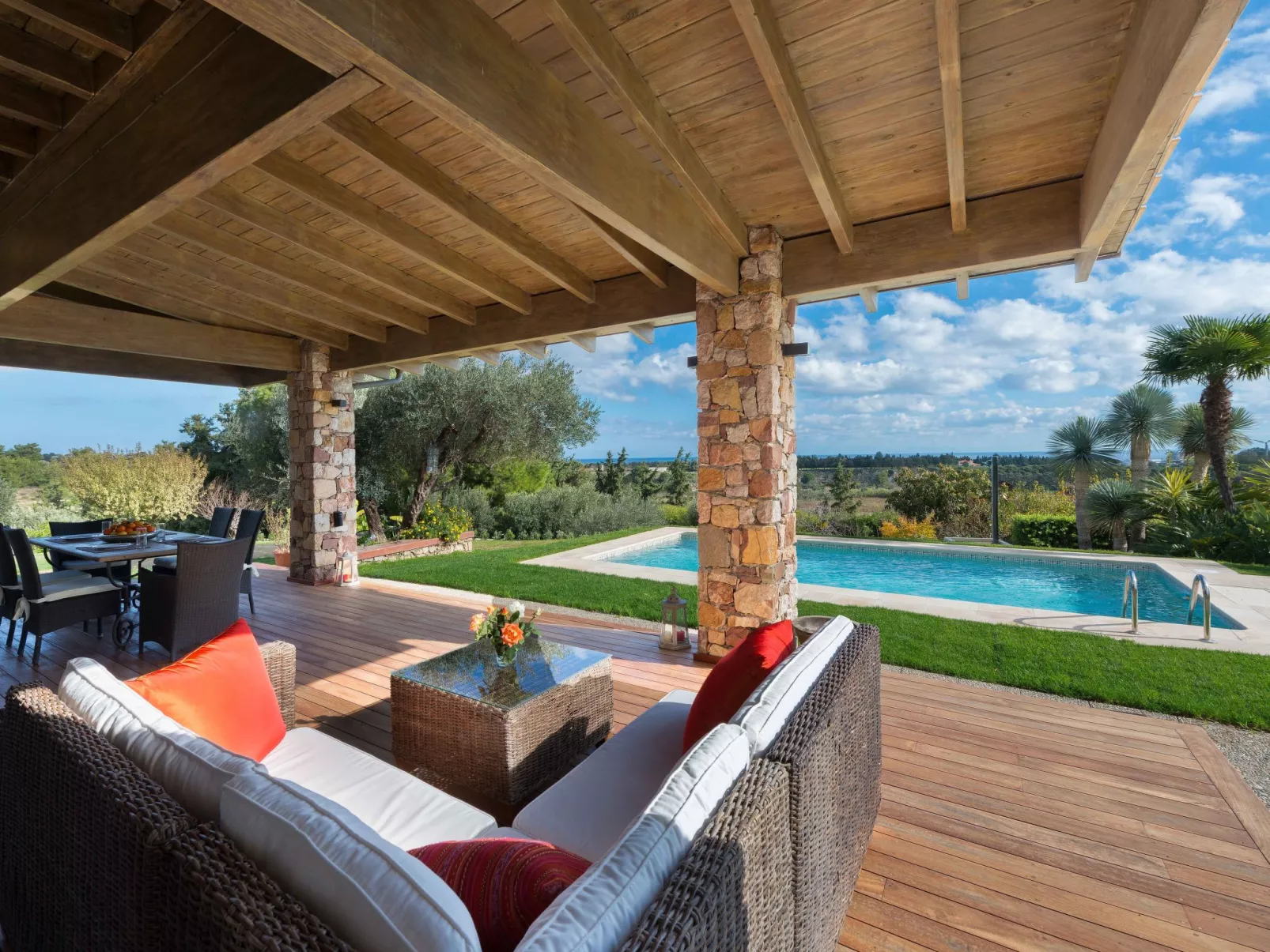 In Sgourou mit Parkplatz, Blick ins Grüne