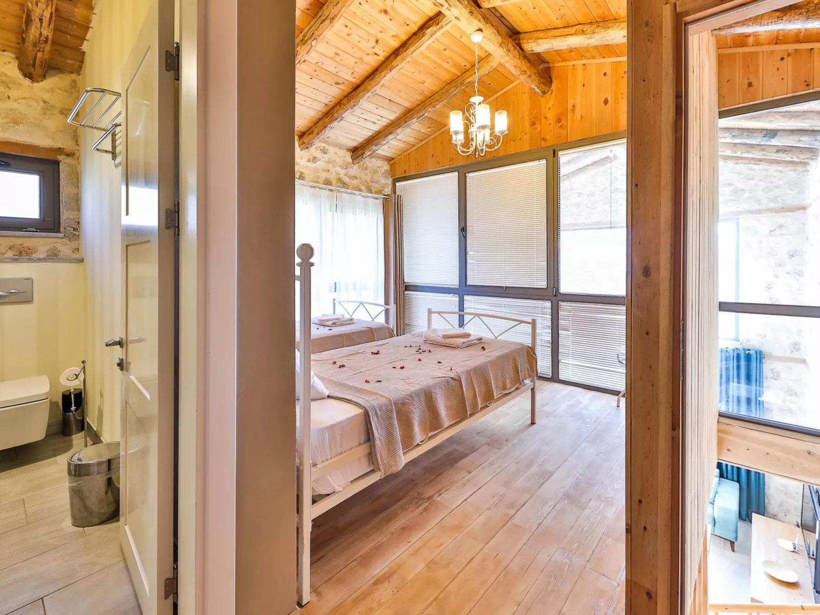 Traditionelles Natursteinhaus mit Sichtschutzpool-Binnen