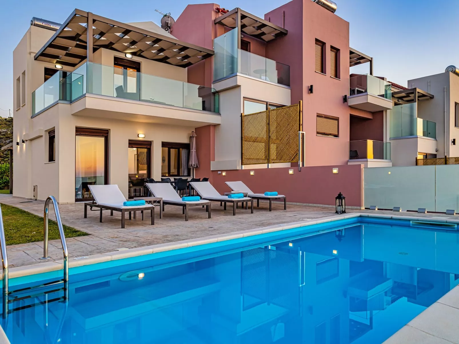 "Villa Nektar" mit privatem Pool-Buiten